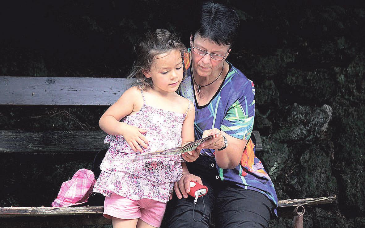 Nicht selten eröffnen Kinderbetreuungsdienste die Möglichkeit für ältere Menschen, sich mit Kindern auseinanderzusetzen und so eine Verbindung zwischen den Generationen herzustellen. Nicht selten eröffnen Kinderbetreuungsdienste die Möglichkeit für ältere Menschen, sich mit Kindern auseinanderzusetzen und so eine Verbindung zwischen den Generationen herzustellen.