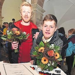 Gregor Wiegleb (r.), hiermit seinem Vereinskollegen Christopher Maletz beim Eintragen ins Ehrenbuch der Stadt Weißenfels. FOTO: LISKER Gregor Wiegleb (r.), hiermit seinem Vereinskollegen Christopher Maletz beim Eintragen ins Ehrenbuch der Stadt Weißenfels. FOTO: LISKER