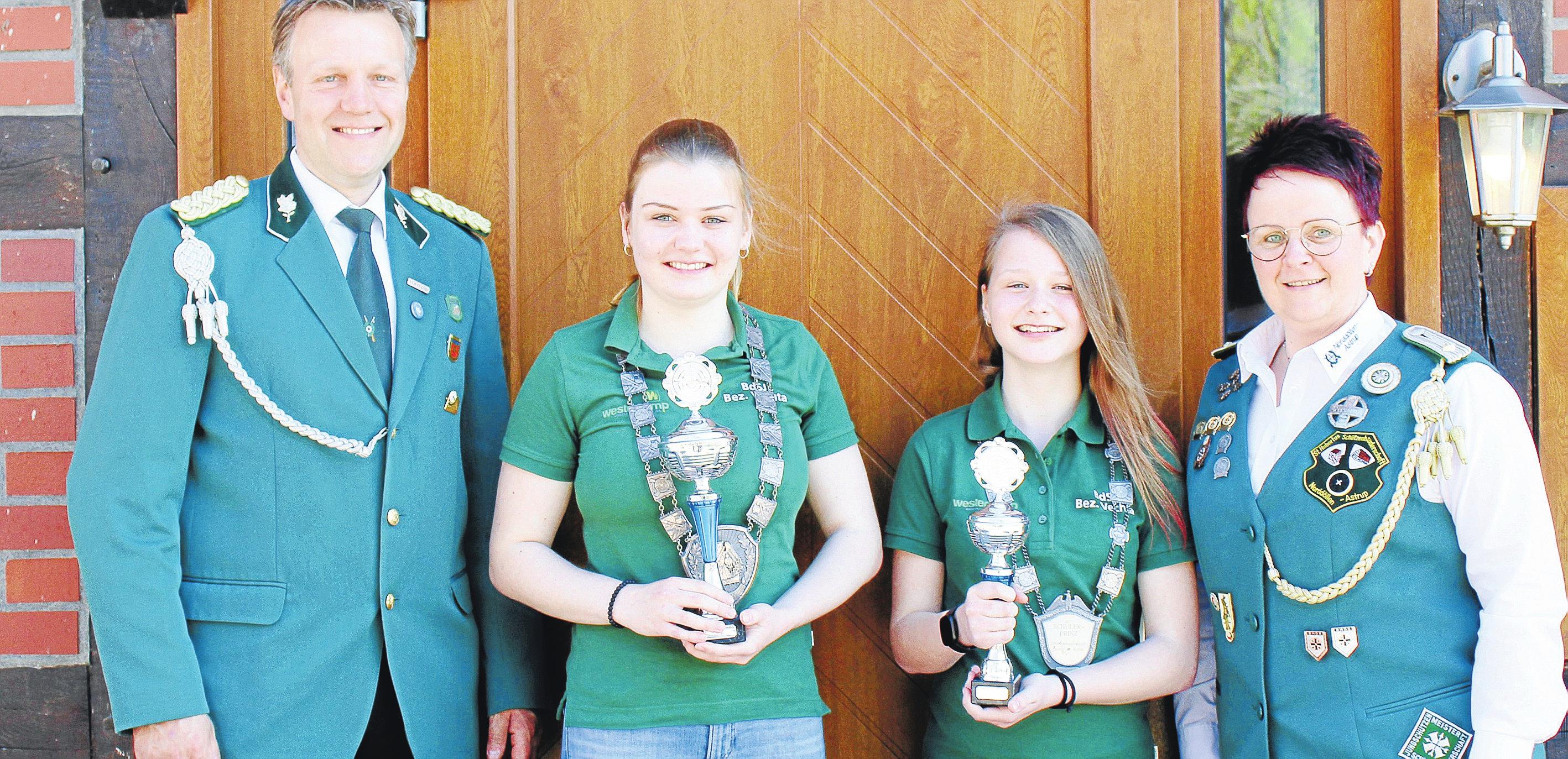 Nach der Proklamation der Prinzen: (v.l.) Präsident Christian Meyer, Jugendprinzessin Lea Mekelnborg, Schülerprinzessin Mia Mekelnborg und Jungschützenmeisterin Jutta Seeger.