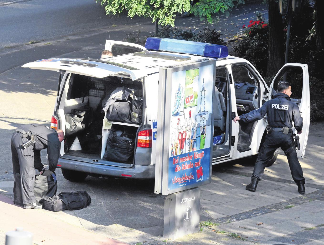 Bribundespolizisten nach einem Anti-Terror-Einsatz in Ahrensburg. Auch in Großhansdorf und Reinfeld wurden 2016 Mitglieder des IS festgenommen. Foto: Thomas Jaklitsch  