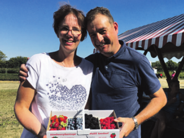 Ehepaar Wulff präsentiert ihre leckere Beeren Foto: pr