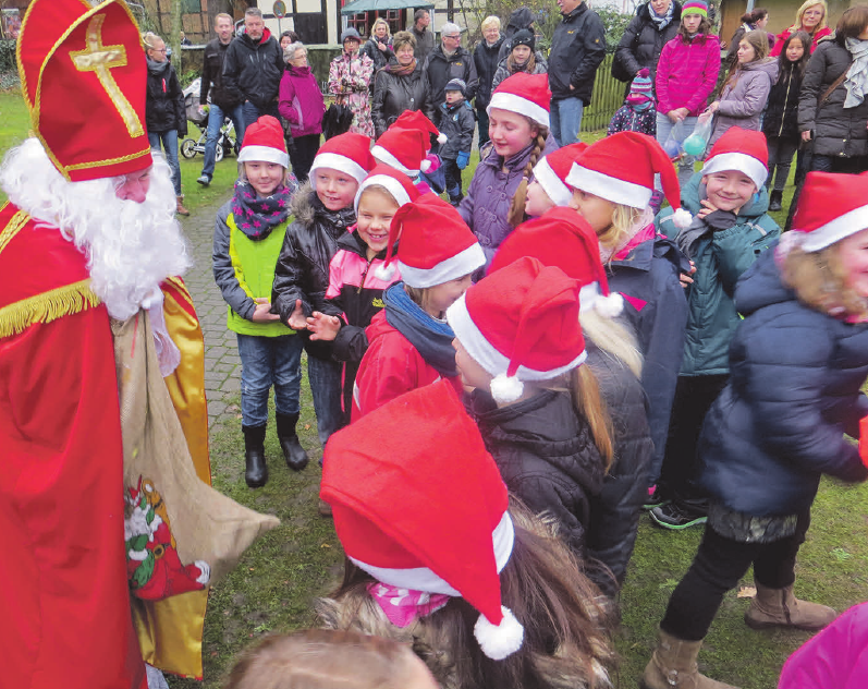 Der Nikolaus hält für die kleinen Besucher einige Überraschungen bereit. Photowerk Der Nikolaus hält für die kleinen Besucher einige Überraschungen bereit. Photowerk