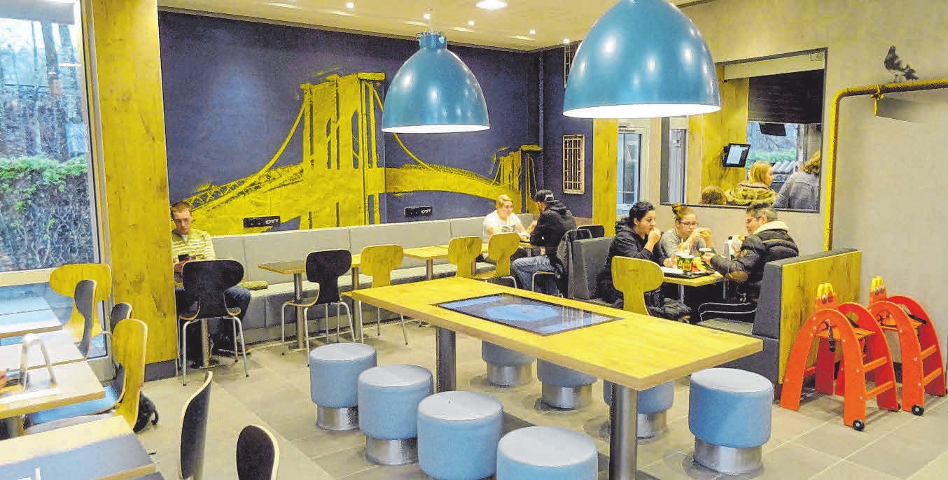 Grafiken an den Wänden und mehr – McDonald’s Sigmaringen präsentiert sich nun in komplett neuem Design. Grafiken an den Wänden und mehr – McDonald’s Sigmaringen präsentiert sich nun in komplett neuem Design.