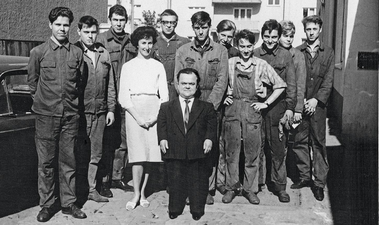 Das Team 1966. Mitte: Mechanikerlegende Hermann Becker. Fotos: Zweirad Schae Das Team 1966. Mitte: Mechanikerlegende Hermann Becker. Fotos: Zweirad Schae