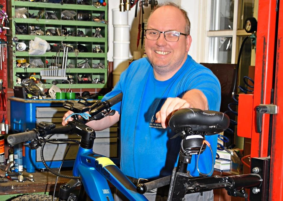 Ein„zertifizierter Meister des Zweirad-Handwerks“ Werner Uttenthaler. Ein„zertifizierter Meister des Zweirad-Handwerks“ Werner Uttenthaler.