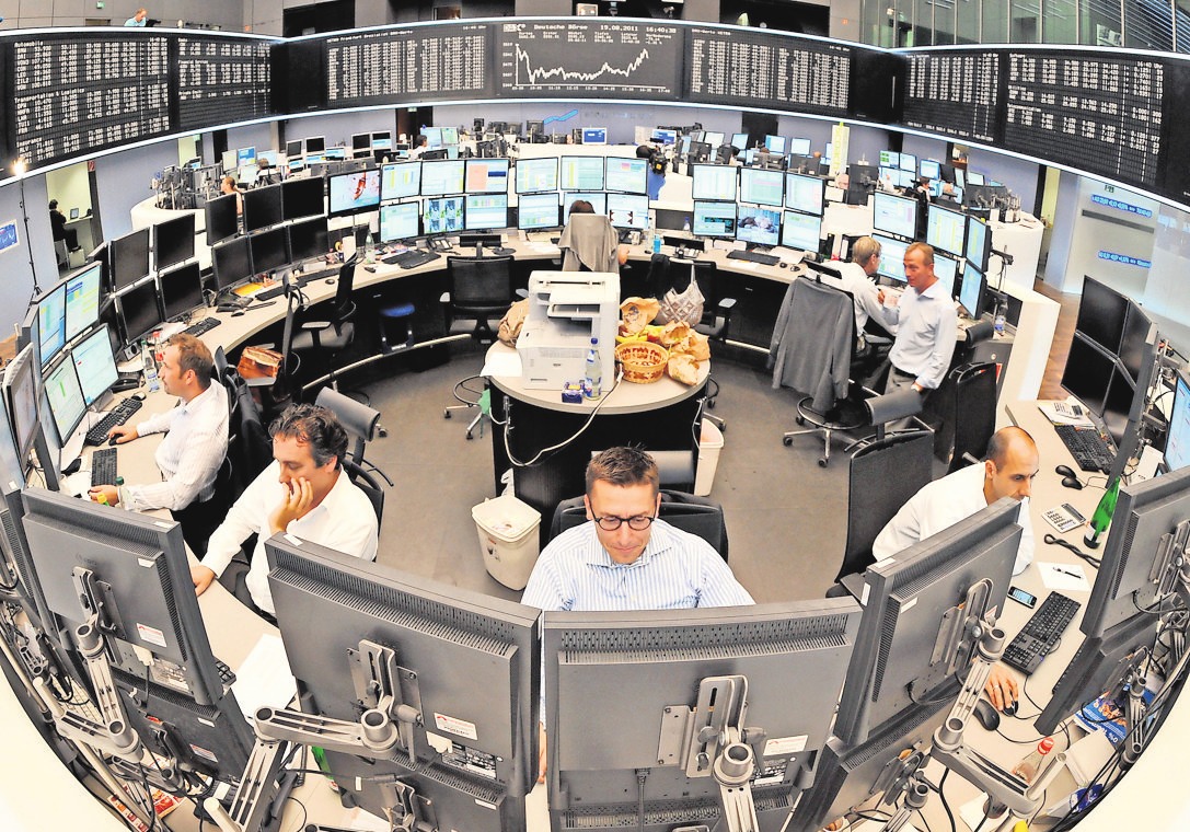 Börsen-Makler haben die Finanzmärkte im Blick. Eine ausführliche Beratung von Fachleuten ist vor der Geldanlage wichtig. FOTO: DPA Börsen-Makler haben die Finanzmärkte im Blick. Eine ausführliche Beratung von Fachleuten ist vor der Geldanlage wichtig. FOTO: DPA