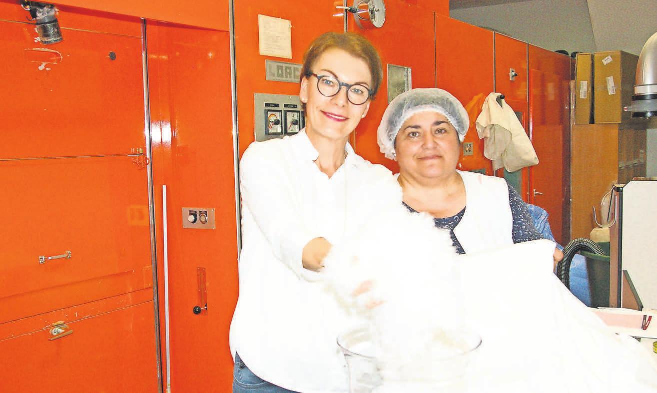 Welge-Inhaberin Regina Rosenbaum und Kostadinka Sulek in der Bettfedernreinigung. Welge-Inhaberin Regina Rosenbaum und Kostadinka Sulek in der Bettfedernreinigung.