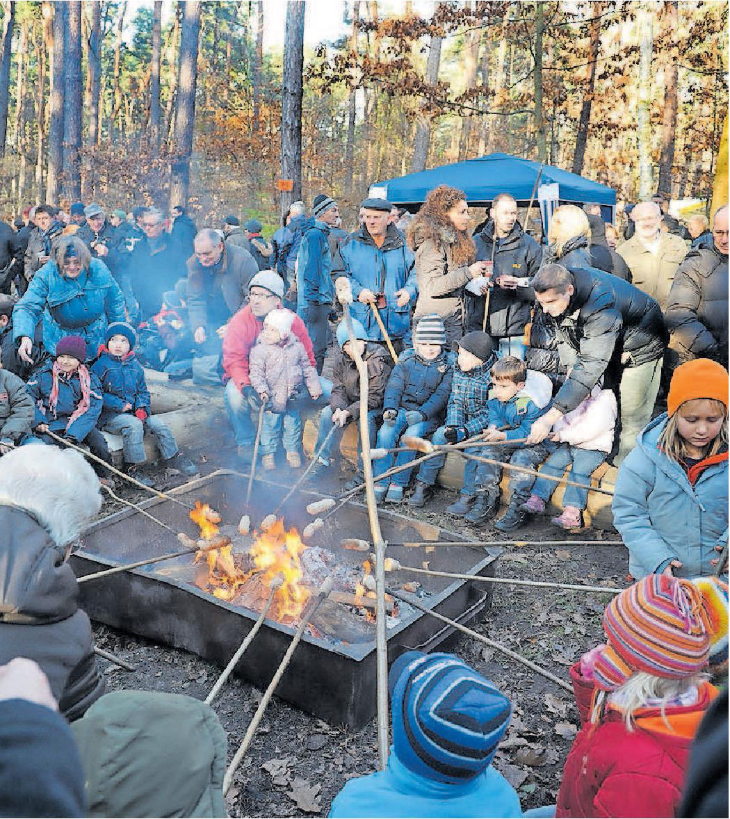 Anziehungspunkt für Menschen aus der ganzen Region: der Weihnachtswaldbasar mit Stockbrot vom Grill. ARCHIVFOTO: LENZ Anziehungspunkt für Menschen aus der ganzen Region: der Weihnachtswaldbasar mit Stockbrot vom Grill. ARCHIVFOTO: LENZ