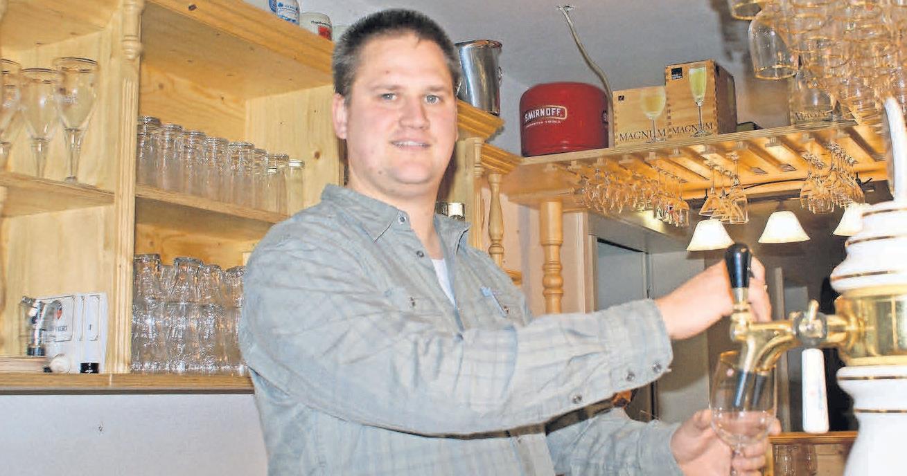 Wirt Tim Dralle freut sich auf den Travestieabend im Scheuers Hof. Wirt Tim Dralle freut sich auf den Travestieabend im Scheuers Hof.