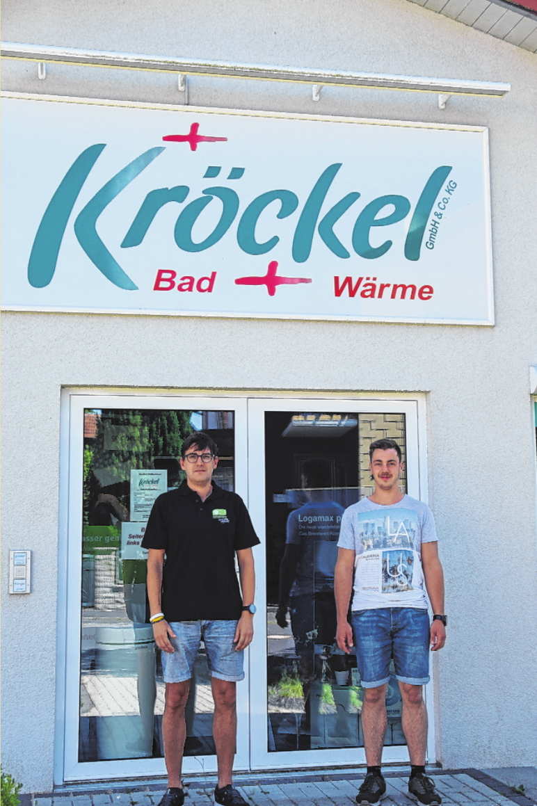 Andreas Kröckel (links) und Pascal Schreiner vor dem Bürogebäude der Firma Kröckel Wärme + Bad in Bad Kissingen/Poppenroth. Andreas Kröckel (links) und Pascal Schreiner vor dem Bürogebäude der Firma Kröckel Wärme + Bad in Bad Kissingen/Poppenroth.