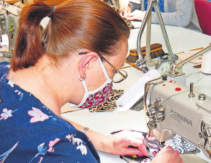 Mit einer eigens entwickelten Schnitt-Technik werden Masken mit einem hohen Tragekomfort hergestellt. Mit einer eigens entwickelten Schnitt-Technik werden Masken mit einem hohen Tragekomfort hergestellt.
