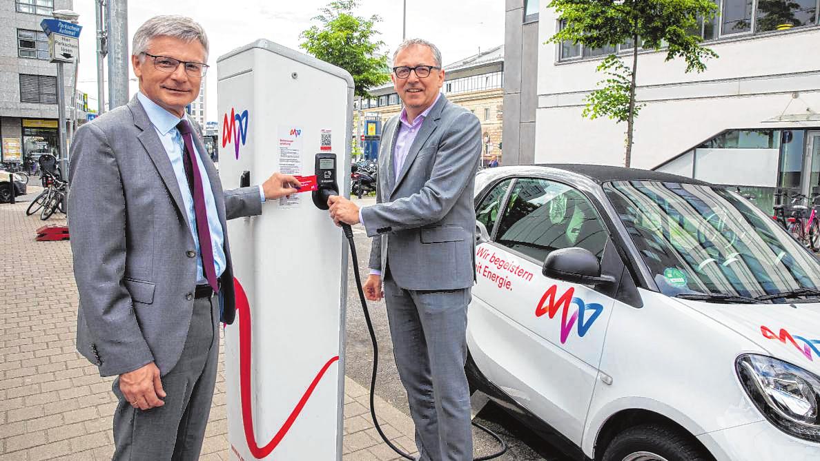 Der MVV-Vorstandsvorsitzende Georg Müller (l.) nahm gemeinsam mit Mannheims OB Peter Kurz eine Ladesäule am Mannheimer Hauptbahnhof in Betrieb. BILD: MVV Der MVV-Vorstandsvorsitzende Georg Müller (l.) nahm gemeinsam mit Mannheims OB Peter Kurz eine Ladesäule am Mannheimer Hauptbahnhof in Betrieb. BILD: MVV