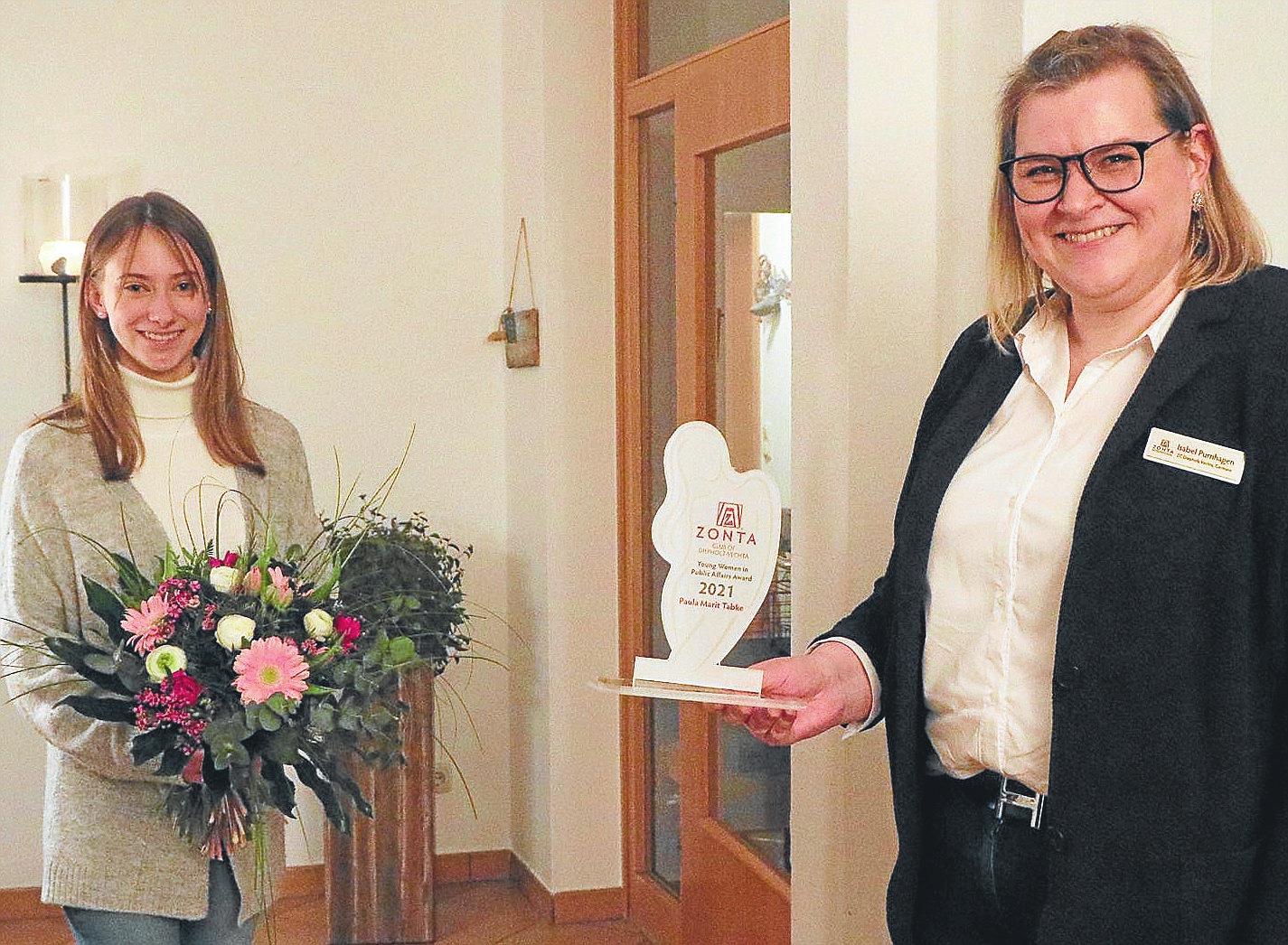 Preisverleihung: Isabel Purnhagen übergibt die Trophäe an Paula Tabke, die in den Diepholzer Stadtrat gewählt wurde.