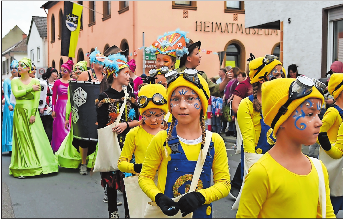 Der Umzug 2017 in der Friedrich-Ebert-Straße: Der Karnevalverein „Die Altrhoischnooke“ zeigt sich karnevalistisch bunt. FOTO: BOLTE Der Umzug 2017 in der Friedrich-Ebert-Straße: Der Karnevalverein „Die Altrhoischnooke“ zeigt sich karnevalistisch bunt. FOTO: BOLTE