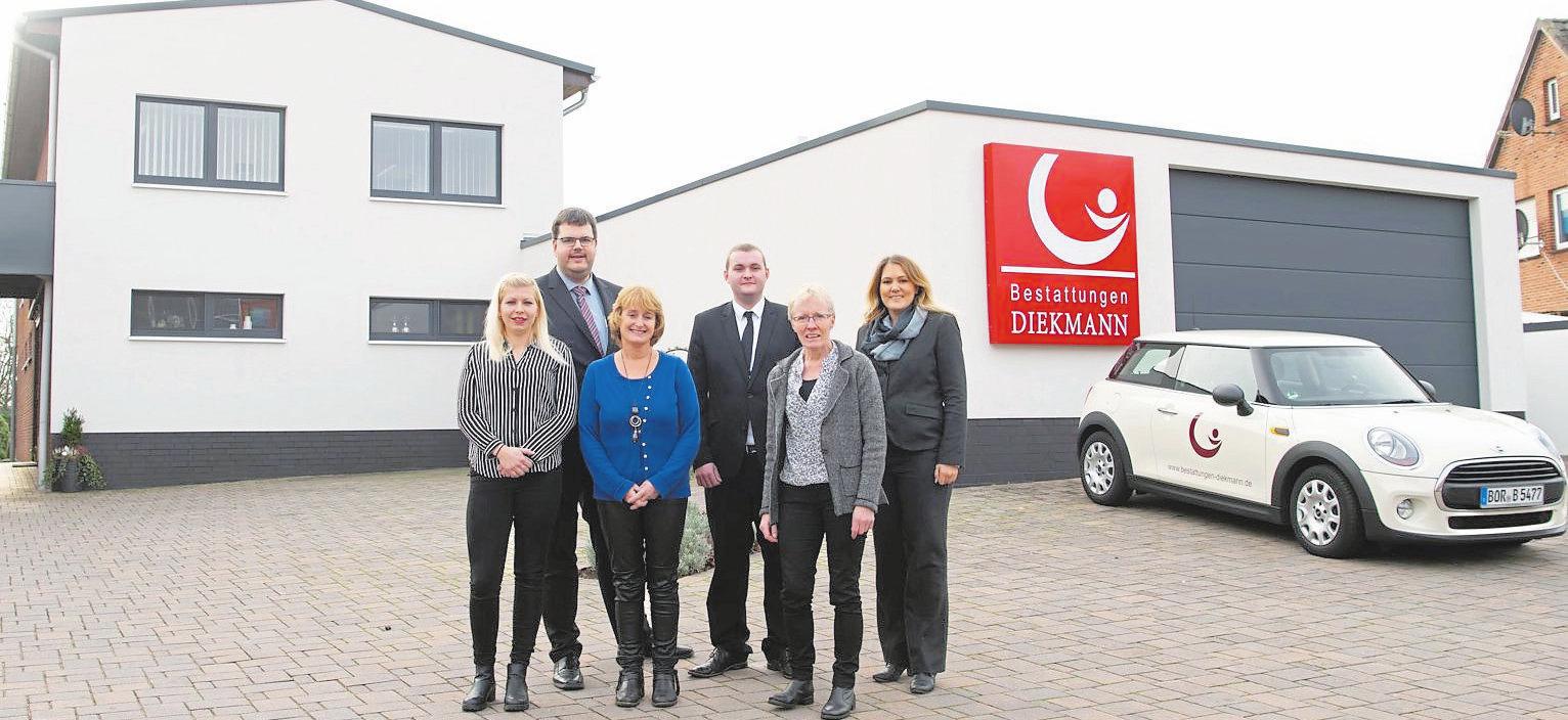 Das Team von Bestattungen Diekmann lädt am Sonntag zum Tag der offenen Tür ein (v.l.): Laura Berkefeld, Markus Bültel, Susanne Bevers, Andreas Finke, Ulla Diekmann und Anna Hölscher. Foto: Angelika Hoof Das Team von Bestattungen Diekmann lädt am Sonntag zum Tag der offenen Tür ein (v.l.): Laura Berkefeld, Markus Bültel, Susanne Bevers, Andreas Finke, Ulla Diekmann und Anna Hölscher. Foto: Angelika Hoof