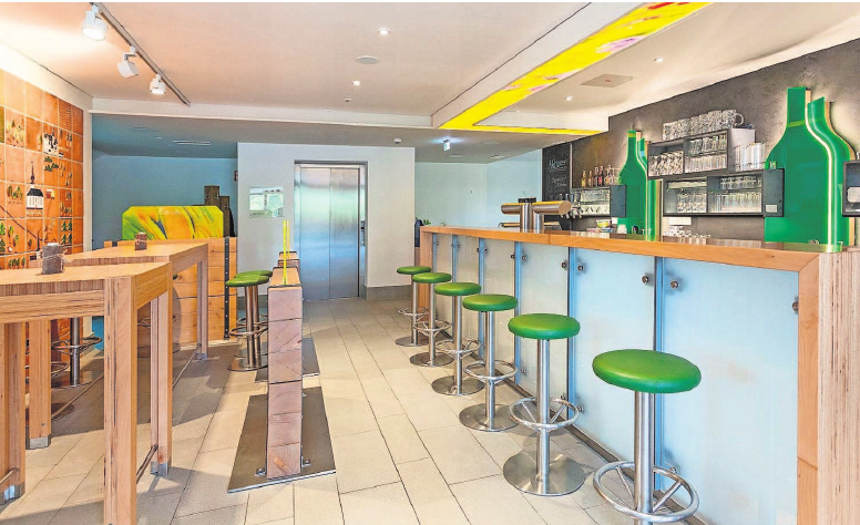 Das mit namensgebenden Glaselementen gestaltete „GlasBistro“ hält Angebote insbesondere für den kleinen Hunger bereit. Das mit namensgebenden Glaselementen gestaltete „GlasBistro“ hält Angebote insbesondere für den kleinen Hunger bereit.
