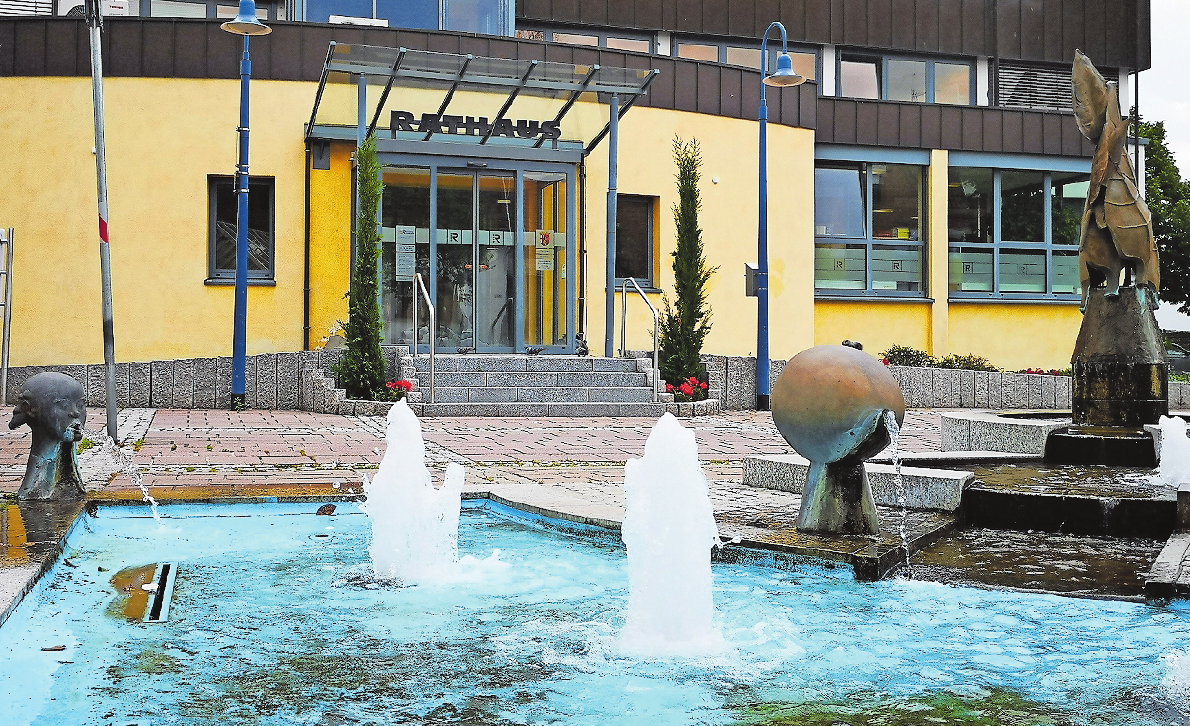 Kunst im öffentlichen Raum: In Dudenhofen fängt diese schon vor dem Rathaus an. FOTO: XSM Kunst im öffentlichen Raum: In Dudenhofen fängt diese schon vor dem Rathaus an. FOTO: XSM