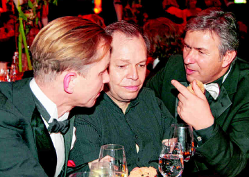 2006 In diesem Jahr wirkte Max Raabe (l.) zum zweiten Mal als Teil des Moderatoren- Teams, seit 2007 führt er allein durch das Programm. Das Foto zeigt Raabe im Gespräch mit einem der Solisten, Thomas Quasthoff (l.), und dem damaligen Regierenden Bürgermeister Klaus Wowereit. PA/ EVENTPRESS HERRMANN 2006 In diesem Jahr wirkte Max Raabe (l.) zum zweiten Mal als Teil des Moderatoren- Teams, seit 2007 führt er allein durch das Programm. Das Foto zeigt Raabe im Gespräch mit einem der Solisten, Thomas Quasthoff (l.), und dem damaligen Regierenden Bürgermeister Klaus Wowereit. PA/ EVENTPRESS HERRMANN