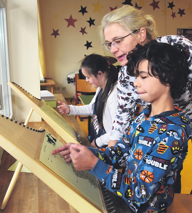 Seit knapp vier Jahren unterrichtet Silvia Lenzing die Schüler der Helen-Keller-Schule an der Veeh-Harfe Bild: Siegbert Dierke Seit knapp vier Jahren unterrichtet Silvia Lenzing die Schüler der Helen-Keller-Schule an der Veeh-Harfe Bild: Siegbert Dierke