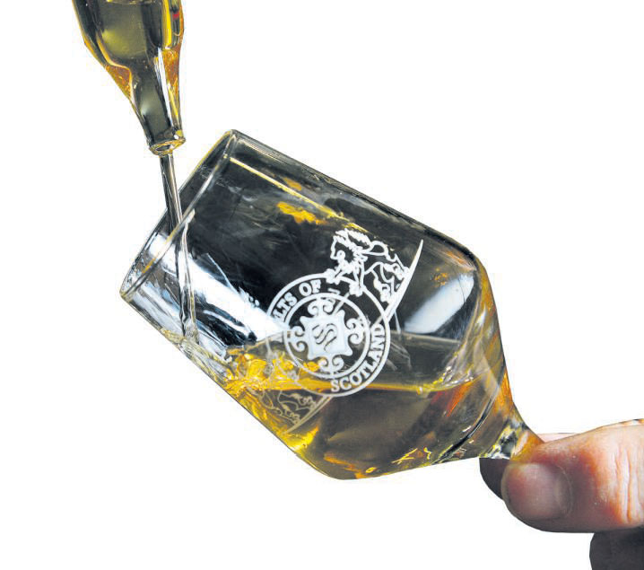 Zum Verkosten von Whisky sollte man ein sogenanntes Nosing-Glas wählen. Es ähnelt einem schlanken Cognacschwenker und gibt den Aromen Raum, sich optimal zu entfalten. Foto: meierpress/ Unique Liquids/dpa