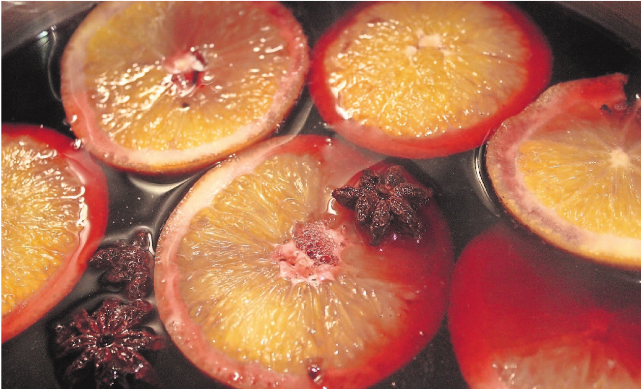 Anissterne und Orangenscheiben sind fast schon gewöhnlich im Glühwein. Spektakulärere Glühwein-Kreationen lassen sich in Hildburghausen probieren, testen und bewerten. Foto: Lemme Anissterne und Orangenscheiben sind fast schon gewöhnlich im Glühwein. Spektakulärere Glühwein-Kreationen lassen sich in Hildburghausen probieren, testen und bewerten. Foto: Lemme