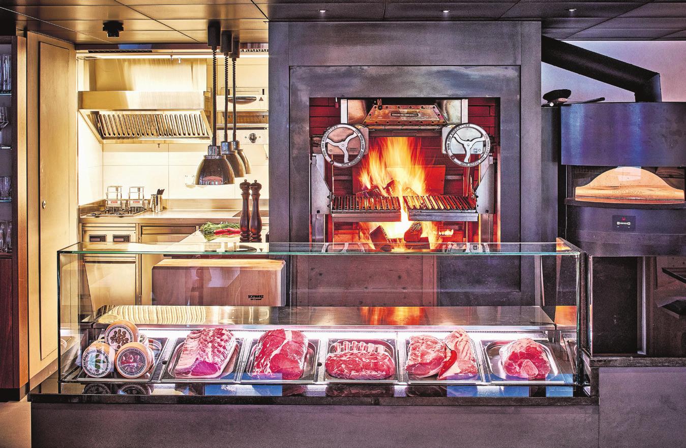 Der offene Holzgrill ist eines der Highlights im Restaurant. Der offene Holzgrill ist eines der Highlights im Restaurant.