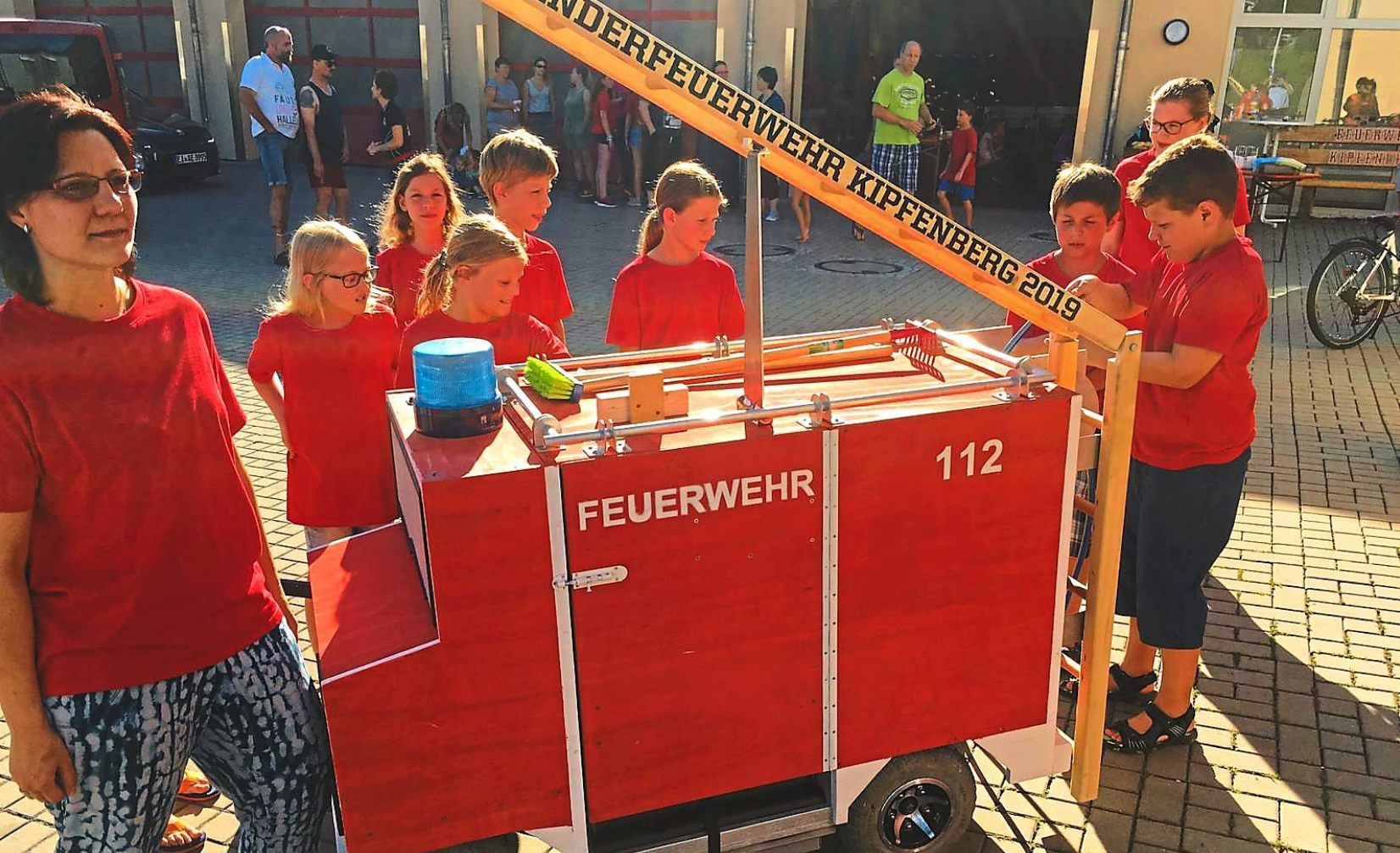 Lange haben die Kinder der Feuerwehr im Geheimen an ihrem Auto gearbeitet – am Sonntag sind sie beim Festumzug mit dabei. Foto: FFW Lange haben die Kinder der Feuerwehr im Geheimen an ihrem Auto gearbeitet – am Sonntag sind sie beim Festumzug mit dabei. Foto: FFW
