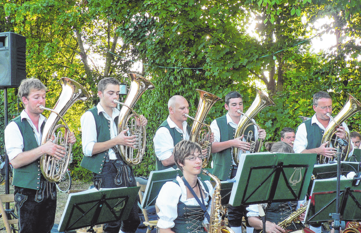 Die Musikanten aus Ahausen spielen zum Feierabendhock am freitag. FOTO: SCHUSTER Die Musikanten aus Ahausen spielen zum Feierabendhock am freitag. FOTO: SCHUSTER