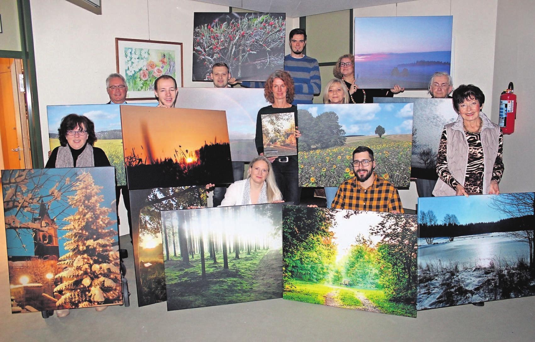 Zum Pelzmärtelmarkt werden die Gewinnerbilder des Fotowettbewerbs ausgestellt. Hier halten schon mal die Schöpfer der Werke die vergrößerten Aufnahmen in den Händen. Die Motive sind auch auf einem Kalender verewigt, den es bei Haushaltswaren-Themann sowie Schuh und Sport Neumeister zum Preis von 15 Euro zu kaufen gibt. Zum Pelzmärtelmarkt werden die Gewinnerbilder des Fotowettbewerbs ausgestellt. Hier halten schon mal die Schöpfer der Werke die vergrößerten Aufnahmen in den Händen. Die Motive sind auch auf einem Kalender verewigt, den es bei Haushaltswaren-Themann sowie Schuh und Sport Neumeister zum Preis von 15 Euro zu kaufen gibt.