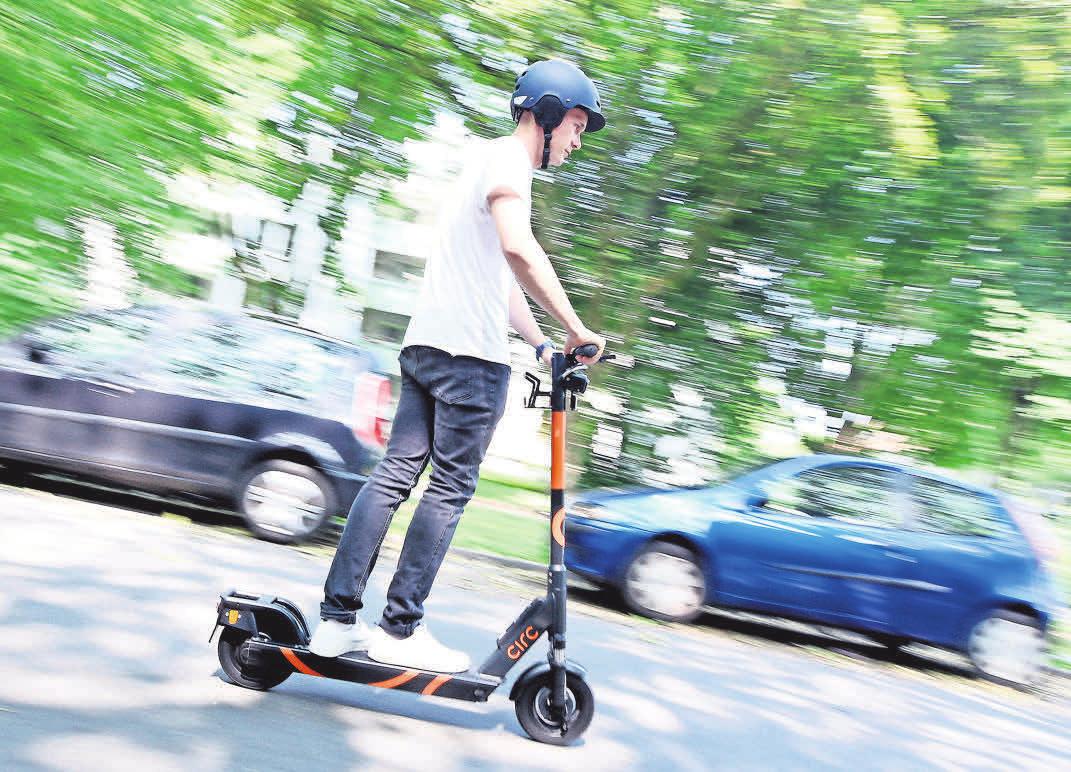 E-Tretroller, E-Scooter genannt, werden wohl bald durch viele Straßen rollen. FOTOS: ROLAND WEIHRAUCH/DPA; ARAG E-Tretroller, E-Scooter genannt, werden wohl bald durch viele Straßen rollen. FOTOS: ROLAND WEIHRAUCH/DPA; ARAG