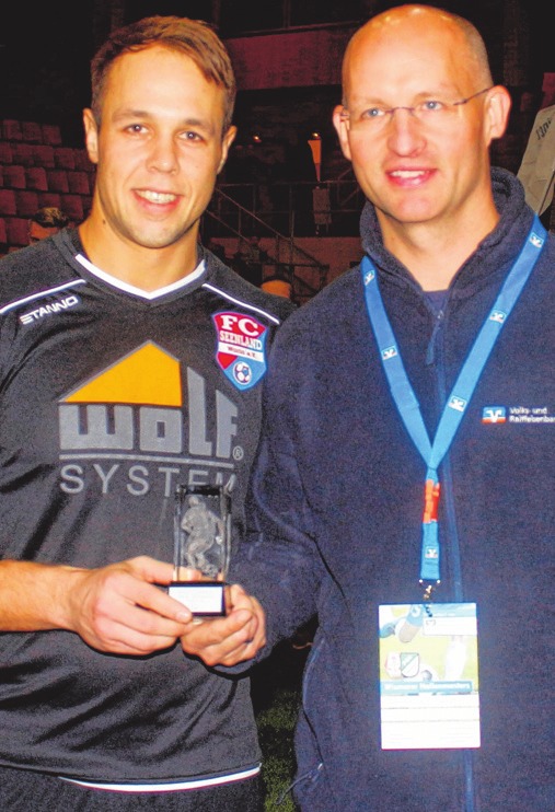 Philipp Schröder (l.) vom FC Seenland Warin, hier mit Jan-Arne Hoffmann vom Vorstand der Volks- und Raiffeisenbank eG, wurde im vergangenen Jahr bester Torwart. Philipp Schröder (l.) vom FC Seenland Warin, hier mit Jan-Arne Hoffmann vom Vorstand der Volks- und Raiffeisenbank eG, wurde im vergangenen Jahr bester Torwart.