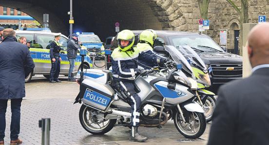 Eine Polizei-Eskorte und der Secret Service sorgten für die reibungslosen An- und Abfahrten Obamas. Foto: Alexander Roll Eine Polizei-Eskorte und der Secret Service sorgten für die reibungslosen An- und Abfahrten Obamas. Foto: Alexander Roll