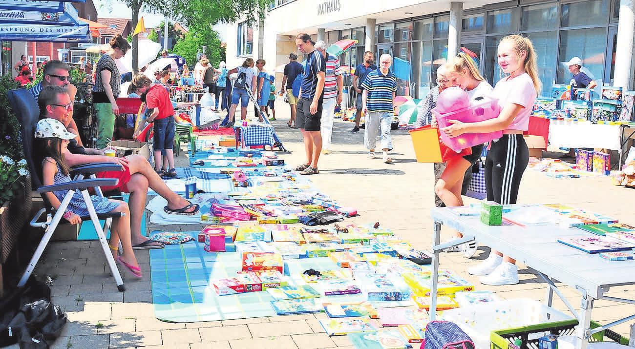 Bei einem Kinderflohmarkt auf dem Rathausplatz können Jungen und Mädchen im Rahmen des Ferienpasses am Sonnabend, 10. August, ihre alten, aber noch gut erhaltenen Spielsachen verkaufen. Bei einem Kinderflohmarkt auf dem Rathausplatz können Jungen und Mädchen im Rahmen des Ferienpasses am Sonnabend, 10. August, ihre alten, aber noch gut erhaltenen Spielsachen verkaufen.