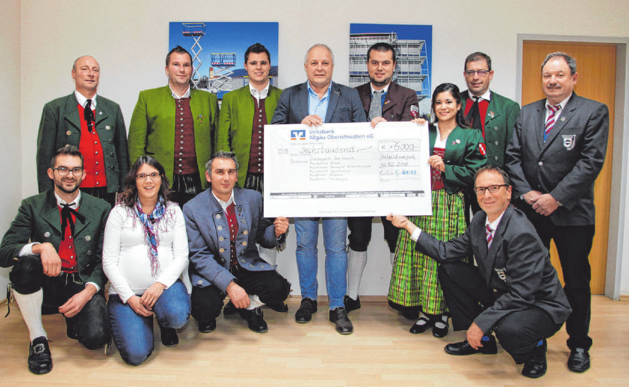 Zum 25-jährigen Bestehen seiner Firma spendet Inhaber Joachim Weiss insgesamt 6000 Euro an örtliche Musikvereine. Im Bild freuen sich die Vorstände von folgenden Kapellen über den Geldbetrag: Stadtkapelle Bad Waldsee, Musikverein Arnach, Musikverein Unterschwarzach, Musikkapelle Eggmannsried, Musikverein Berkheim und Musikverein Eberhardzell. Fotos: privat/Gresser Zum 25-jährigen Bestehen seiner Firma spendet Inhaber Joachim Weiss insgesamt 6000 Euro an örtliche Musikvereine. Im Bild freuen sich die Vorstände von folgenden Kapellen über den Geldbetrag: Stadtkapelle Bad Waldsee, Musikverein Arnach, Musikverein Unterschwarzach, Musikkapelle Eggmannsried, Musikverein Berkheim und Musikverein Eberhardzell. Fotos: privat/Gresser
