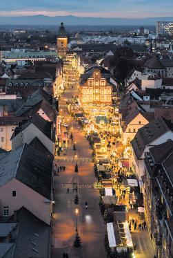 Warmer Lichterglanz in Speyer: der Weihnachtsmarkt in der Maximilianstraße. | Foto: Klaus Venus/frei