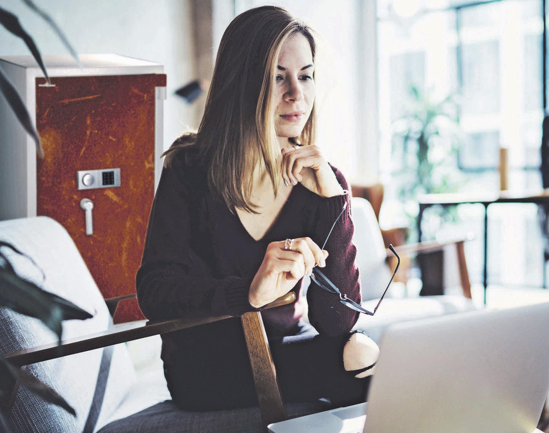 Ein Tresor schützt wichtige Wertgegenstände und Dokumente vor verschiedenen Gefahren – nicht nur bei einem Einbruch, sondern auch im Fall eines Wohnungsbrands. Foto: djd/Hartmann Tresore/SFIO CRACHO - stock.adobe.com Ein Tresor schützt wichtige Wertgegenstände und Dokumente vor verschiedenen Gefahren – nicht nur bei einem Einbruch, sondern auch im Fall eines Wohnungsbrands. Foto: djd/Hartmann Tresore/SFIO CRACHO - stock.adobe.com