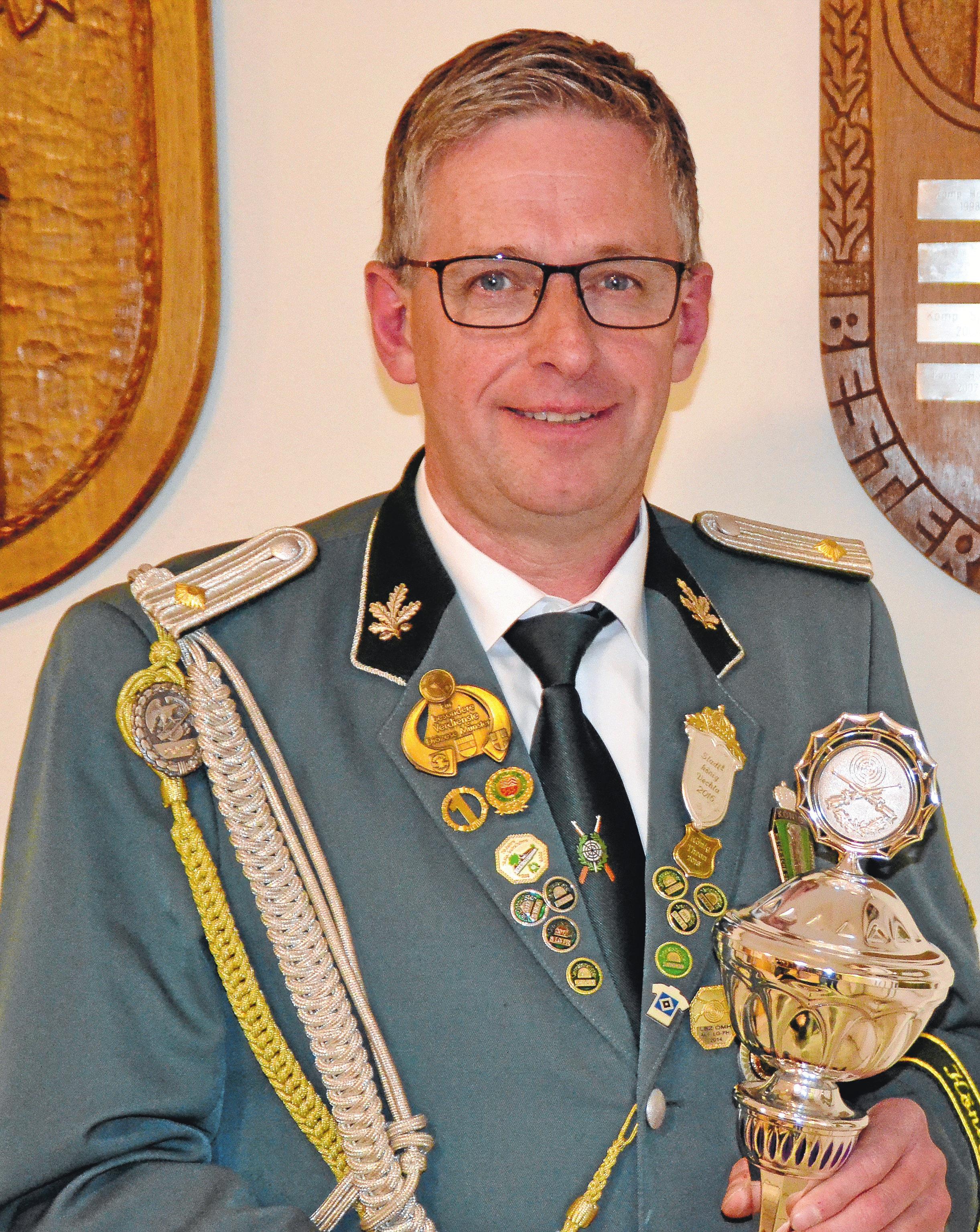 Der Gewinner des Königspokalschießens: Jürgen Themann freut sich. Foto: Andrea Ostendorf