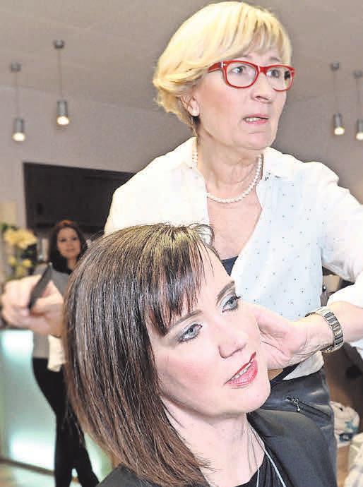 So bleibt Verena Feist ihren Kunden in Erinnerung: Als fachkompetente und liebenswürdige Friseurmeisterin mit viel Empathie. So bleibt Verena Feist ihren Kunden in Erinnerung: Als fachkompetente und liebenswürdige Friseurmeisterin mit viel Empathie.