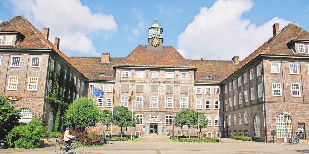 Ein Wahrzeichen der Stadt: Das Lehrter Rathaus wurde in den 20er-Jahren des 20. Jahrhunderts gebaut. Ein Wahrzeichen der Stadt: Das Lehrter Rathaus wurde in den 20er-Jahren des 20. Jahrhunderts gebaut.