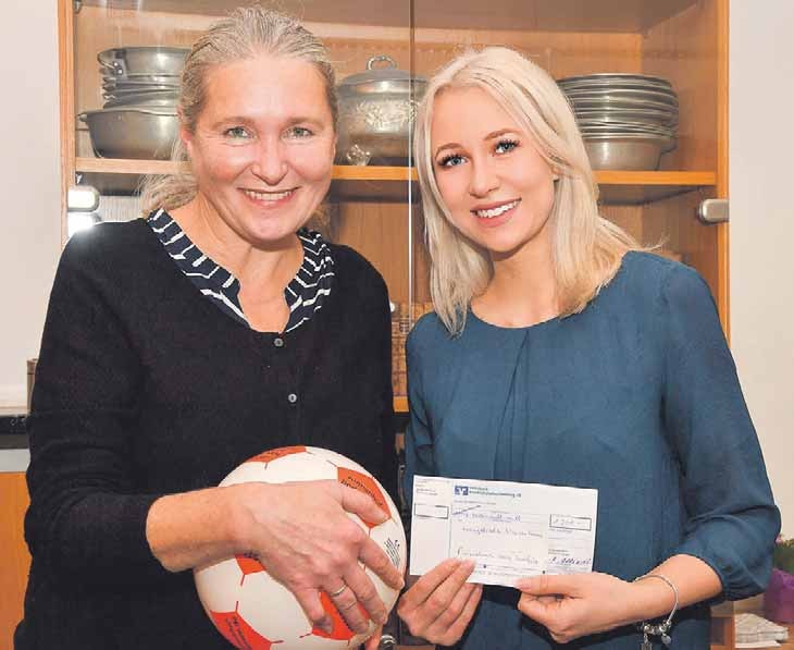 Jennifer Manhardt (re.) übergibt den Scheck an die Leiterin des Waisenhauses. Fotos: Bodenseehotel Sonnenho Jennifer Manhardt (re.) übergibt den Scheck an die Leiterin des Waisenhauses. Fotos: Bodenseehotel Sonnenho