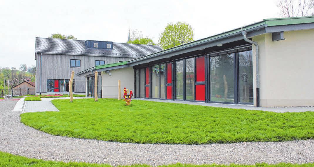 Grundlegend saniert wurde das bestehende Kindergartengebäude, hier im Vordergrund. Dahinter und quer dazu befindet sich der neue Erweiterungsbau. Grundlegend saniert wurde das bestehende Kindergartengebäude, hier im Vordergrund. Dahinter und quer dazu befindet sich der neue Erweiterungsbau.
