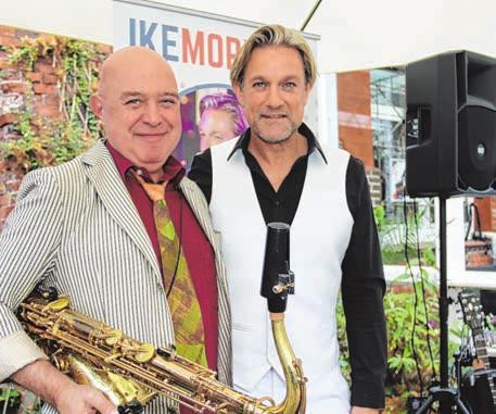 Ike Moriz mit dem Hamburger Musiker Kurt Buschmann