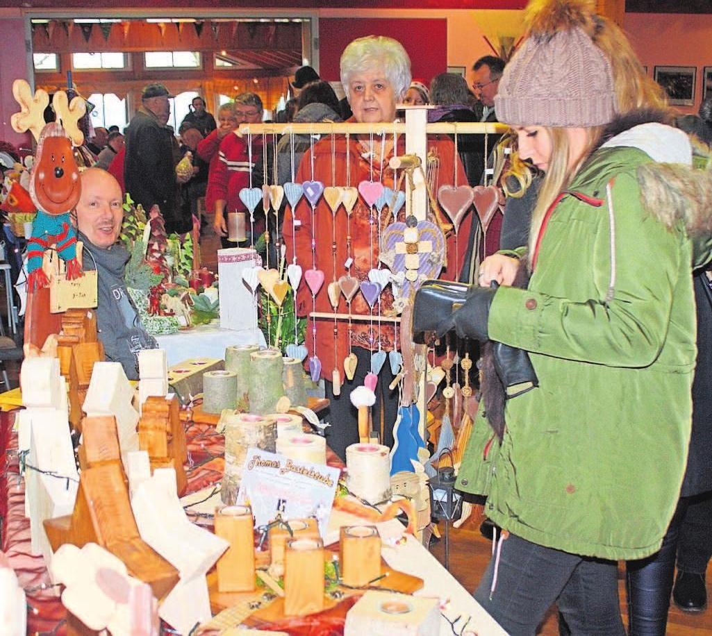 Stände mit hochwertigen Weihnachtsgeschenken gibt es auf dem Pressecker Weihnachtsmarkt zu bewundern. Stände mit hochwertigen Weihnachtsgeschenken gibt es auf dem Pressecker Weihnachtsmarkt zu bewundern.
