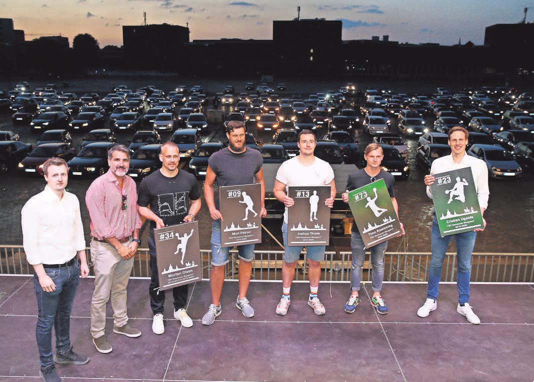 Auf dem Schützenplatz verabschieden Geschäftsführer Eike Korsen (von links) und Trainer Carlos Ortega die Spieler Morten Olsen, Mait Patrail, Joshua Thiele und Timo Kastening. Ganz rechts hält Sven-Sören Christophersen, Sportlicher Leiter, das Abschiedsgeschenk für Cristian Ugalde in der Hand. Auf dem Schützenplatz verabschieden Geschäftsführer Eike Korsen (von links) und Trainer Carlos Ortega die Spieler Morten Olsen, Mait Patrail, Joshua Thiele und Timo Kastening. Ganz rechts hält Sven-Sören Christophersen, Sportlicher Leiter, das Abschiedsgeschenk für Cristian Ugalde in der Hand.