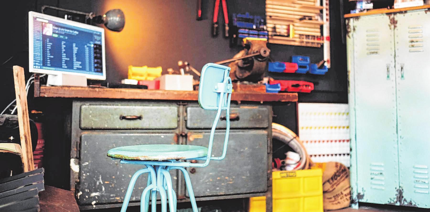 Reparieren statt kaufen: In der Werkstatt des „Luni“ in der Schwetzingerstadt dürfen Hobby-Handwerker und Kreative gerne zur Tat schreiten. BILD: WETZEL Reparieren statt kaufen: In der Werkstatt des „Luni“ in der Schwetzingerstadt dürfen Hobby-Handwerker und Kreative gerne zur Tat schreiten. BILD: WETZEL