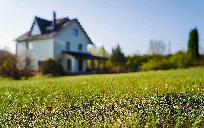Abseits der Ballungsräume, aber dennoch in der Nähe zu den urbanen Angeboten – dahin zieht es die Menschen. Foto: Maksim Shebeko - stock.adobe.com Abseits der Ballungsräume, aber dennoch in der Nähe zu den urbanen Angeboten – dahin zieht es die Menschen. Foto: Maksim Shebeko - stock.adobe.com