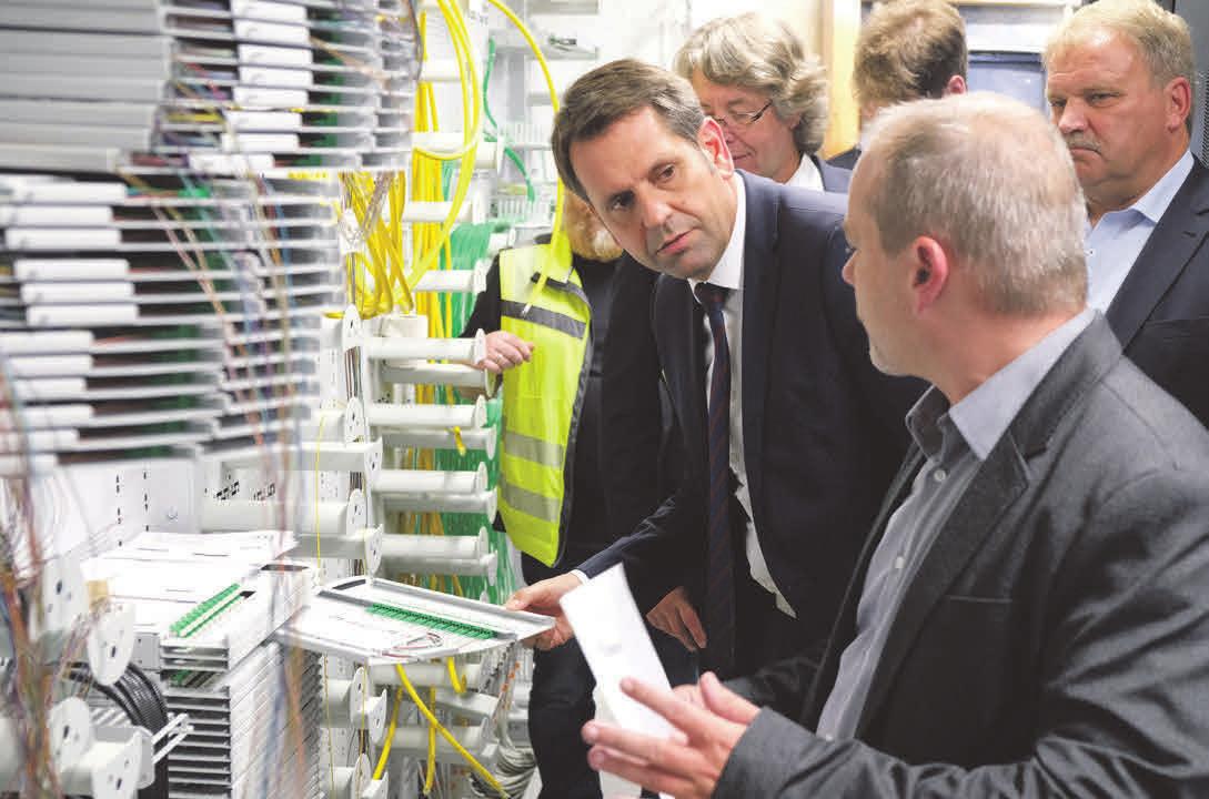 Wirtschaftsminister Olaf Lies informiert sich über den Ausbau des Glasfasernetzes bei den Stadtwerken im August 2017. Foto: Roland Hermstein Wirtschaftsminister Olaf Lies informiert sich über den Ausbau des Glasfasernetzes bei den Stadtwerken im August 2017. Foto: Roland Hermstein