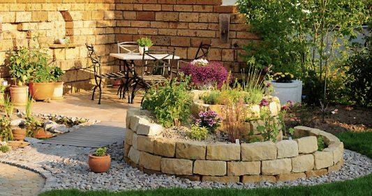 Mit Natursteinen erhält der Gartenein ganz spezielles Gesicht. Bild: ehrenberg-bilder/stock.adobe.com Mit Natursteinen erhält der Gartenein ganz spezielles Gesicht. Bild: ehrenberg-bilder/stock.adobe.com