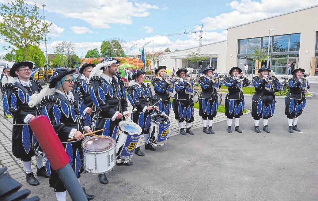 Heimspiel: In Uniform vor der Festhalle in Ummendorf Heimspiel: In Uniform vor der Festhalle in Ummendorf