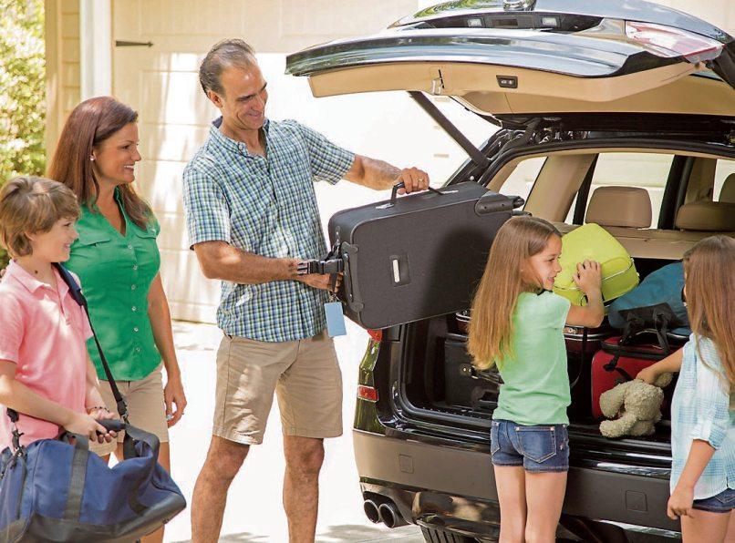 Auf der Ferienreise muss das Auto einiges aushalten. Ein Urlaubscheck in der Fachwerkstatt gehört daher zu den wichtigsten Urlaubsvorbereitungen. Bild: djd/Kfzgewerbe/Getty Images/fstop123